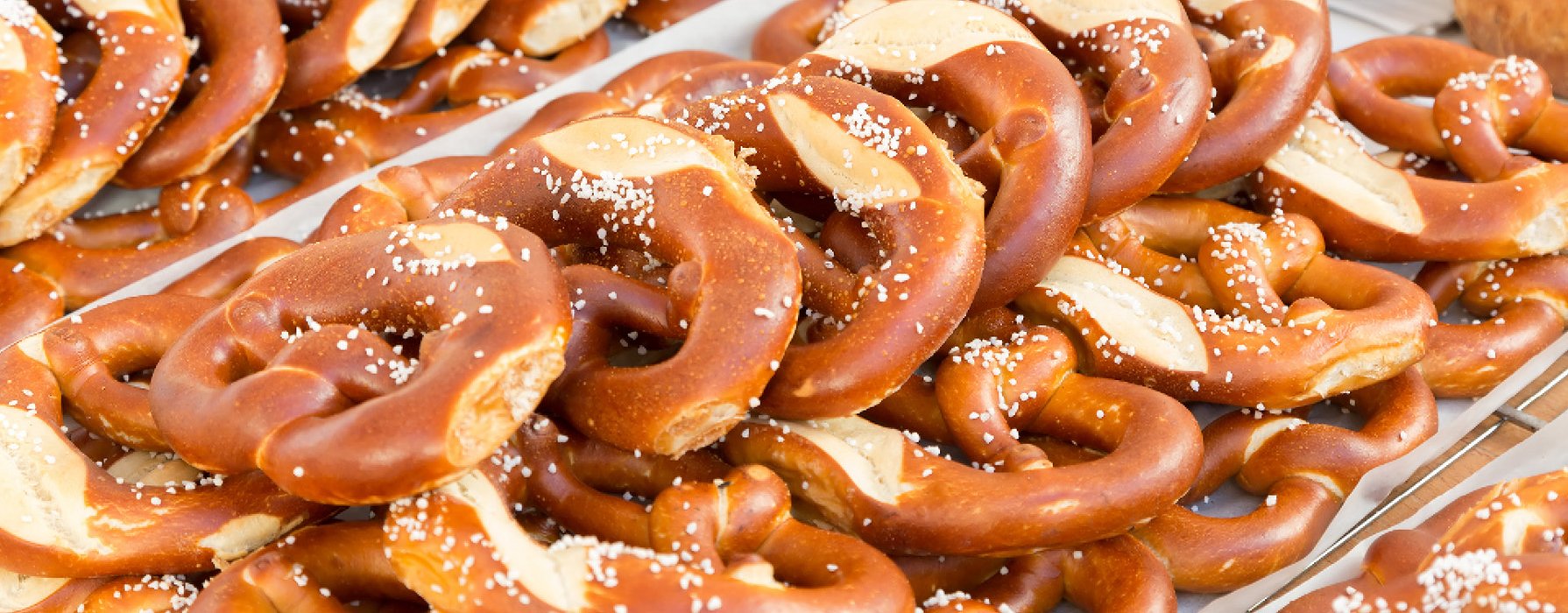 Aufgereihte Laugenbretzel mit Salz bestreut