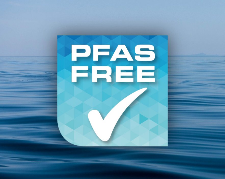 Blauer Wellenhintergrund darauf das PFAS-free icon