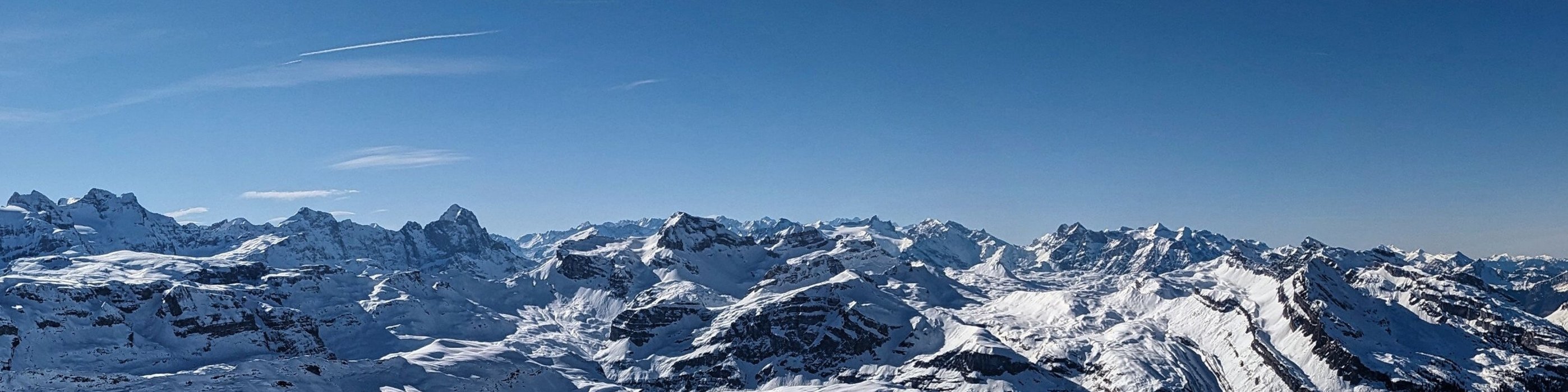 Schneebedeckte Bergkette im Kanton Schwyz