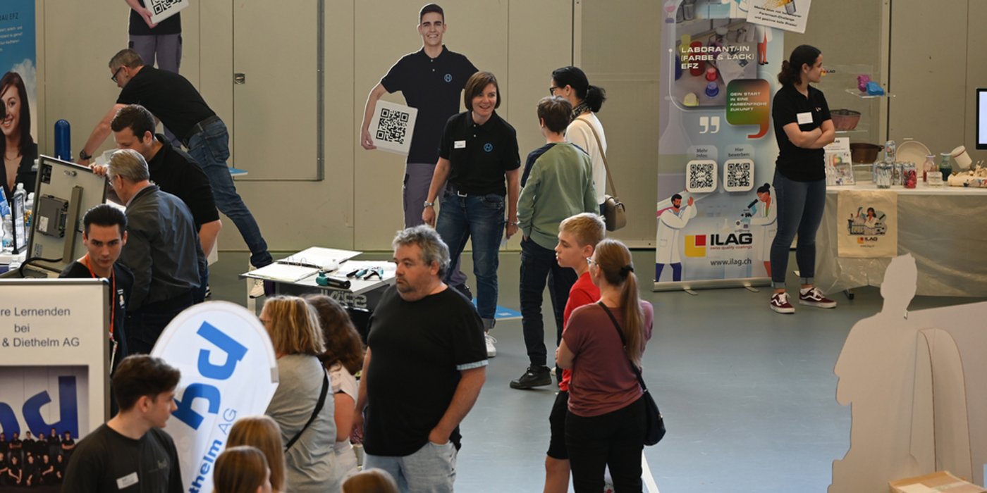 Teilansicht einer Messe-Ausstellungshalle