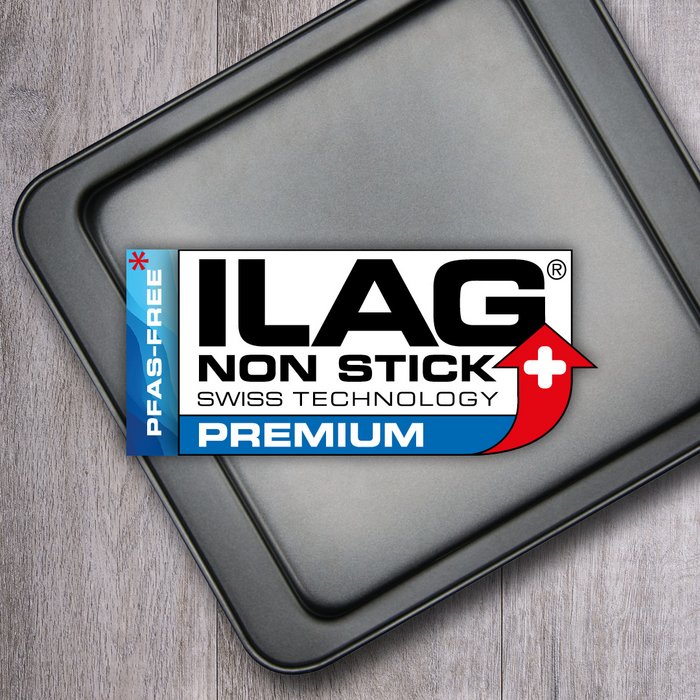 Schwarz beschichtete Innenseite eines quadratischen Backblechs  - mittig das ILAG Logo mit blau unterlegtem Premium Schriftzug und links zusätzlicher Beschriftung "PFAS-FREE" in blau